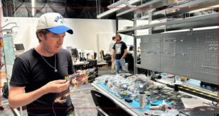 ستيفن سيموني.. من ريادة الدفع الإلكتروني إلى أسلحة الذكاء الاصطناعي