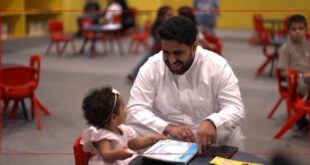 آباء الرياض يسعون لتحويل أطفالهم من الشاشة إلى الكتب